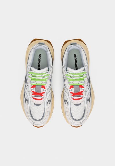 Baskets Dsquared blanches et grises avec semelles beiges, lacets verts et rouges, vues de dessus.