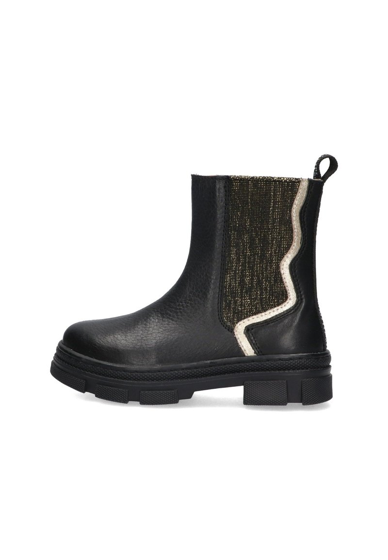 Zwarte leren enkelboot met een gestructureerde afwerking, contrasterend gouden patroon op de zijpanelen en een stevige zwarte rubberen zool met een trekloop.