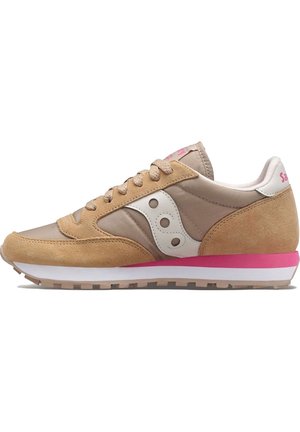 Zapatilla de deporte beige y marrón claro con logo blanco, superposiciones de ante color caqui, acento rosa en la entresuela y suela de goma color caqui.