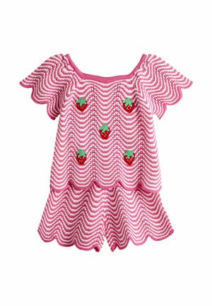 Súprava z ružovo-bielo pruhovaného pleteného materiálu so skracovanými rukávmi a šortkami, zdobená piatimi vyšitými červenými jahodami so zelenými listami.