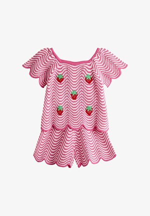 Conjunto a rayas de punto rosa y blanco con mangas cortas y pantalones cortos, decorado con cinco fresas rojas bordadas con hojas verdes.