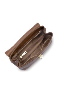 Sac à main en cuir brun avec une finition texturée, présentant une poche zippée et un doublure en tissu beige. Le design ouvert met en valeur les compartiments intérieurs.