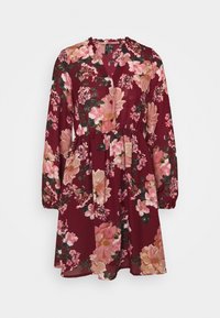 Vestido floral con mangas largas, fondo burdeos oscuro, con flores en tonos rosa y crema, cintura ajustada y escote en V. Tejido ligero.