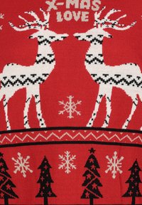 Roter Strickpullover mit weißen Rentieren und schwarzen Akzenten, mit Schneeflocken und Bäumen in einem wiederholenden Muster. Der Schriftzug lautet "X-MAS LOVE."