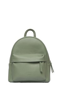 Zielony skórzany plecak z zaokrąglonym wierzchem, przednią kieszenią na zamek i małym uchwytem na górze. Teksturowana powierzchnia z subtelnym logo z przodu.