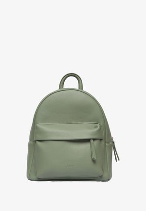 Zielony skórzany plecak z zaokrąglonym wierzchem, przednią kieszenią na zamek i małym uchwytem na górze. Teksturowana powierzchnia z subtelnym logo z przodu.