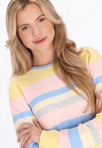 Flerfarvet langærmet sweater med horisontale striber i gul, pink, blå og grå. Strikket tekstur med rund halsudskæring.