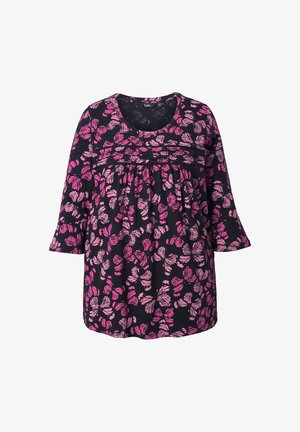 Bloemen tuniek met een marineblauwe basis, met roze vlinder- en bloemenpatronen, ronde halslijn, driekwart mouwen en geplooid lijfje.