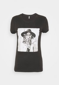 Camiseta negra de manga corta con un gran gráfico en blanco y negro de una persona sosteniendo flores y usando un sombrero de ala ancha.