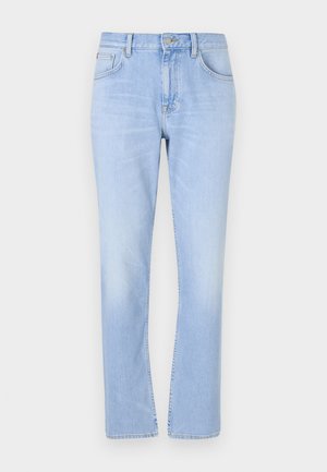 Jeans azzurri chiaro a gamba dritta con tasche frontali, passanti per cintura e chiusura con bottone, mostrati su sfondo bianco.