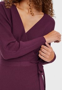 Vero Moda Pletené šaty - bordeaux