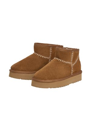 Botine din suede maro, cu detalii cusute, bot rotunjit și talpă din cauciuc texturat pentru aderență. Design clasic, guler de înălțime medie.
