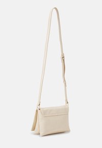 Borsa a tracolla in pelle beige con tracolla regolabile, forma rettangolare, texture liscia e design con patta pieghevole. Dettagli in metallo dorato.