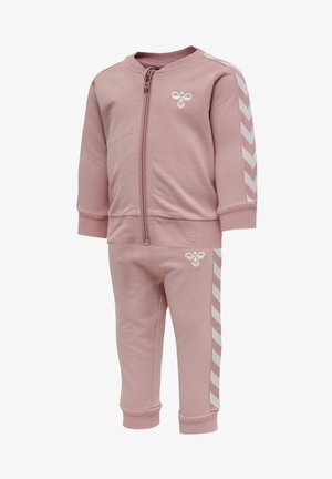 Roze ritsvest en bijpassende broek gemaakt van zachte stof. Bevat witte chevronaccenten op de mouwen en aan de zijkant van de broek met logo-detail.