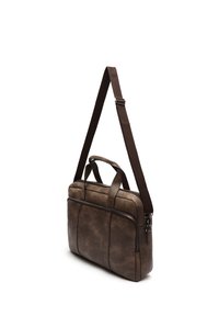 Sac de transport en cuir marron avec deux poignées, une bandoulière ajustable, une surface texturée et une poche zippée sur le devant.