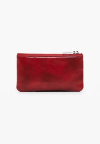 Rotes Lederetui mit Reißverschluss, glatte Textur und metallic glänzender Reißverschluss. Kompakte rechteckige Form, geeignet für kleine Gegenstände.
