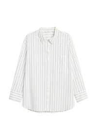 Witte blouse met lange mouwen, voorzien van dunne grijze verticale strepen, knopen aan de voorkant, een kraag en een borstzakje aan de linkerkant. De stof lijkt glad en lichtgewicht.
