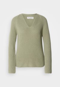 Pull en maille vert clair à col en V avec manches longues, fabriqué par Marc O'Polo, présenté sur un fond blanc uni.