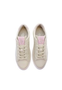 Beige sneakers med rosa detaljer, snörningsdesign, perforerade sidopaneler och flat sula. Slät lädertextur; logotyp på tungans.