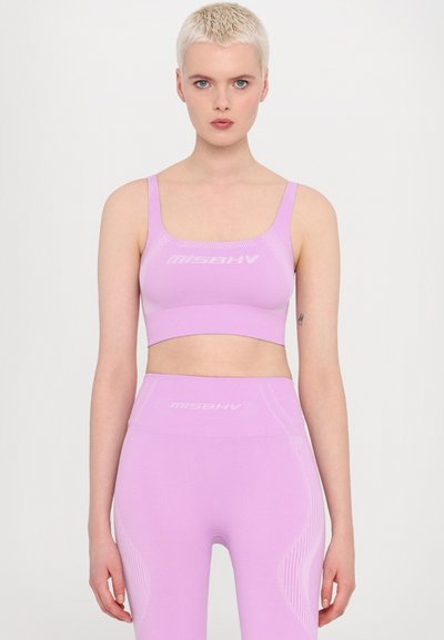 Roze sportieve crop top en leggings met een aansluitend ontwerp, met een brede halslijn en logo-accent op de stof. Gladde textuur overal.