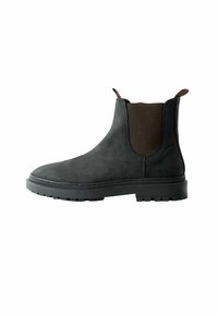 Zwarte suède Chelsea laars met elastische zijkanten, aantrekband en duurzame rubberen zool. Beschikt over een gladde textuur en een afgeronde neusvorm.