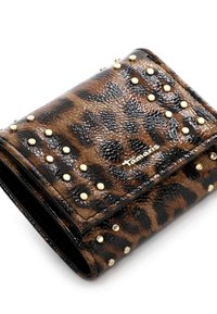 Portafoglio marrone con stampa leopardata, finitura lucida, borchie dorate e design con chiusura pieghevole. Presenta il logo del marchio sul davanti come dettaglio.