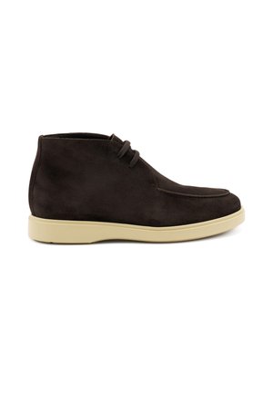 Stivali alla caviglia in suede marrone con punta arrotondata e due occhielli per i lacci. Suola in gomma beige spessa. Texture liscia con un design pulito.