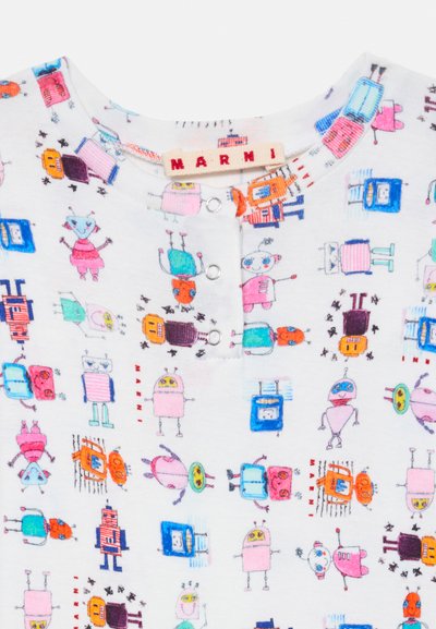 Vitt bomullstyg med färgglada robotillustrationer. Har en knappstängning vid halsen och en "MARNI"-etikett. Slät textur. Lätt design.