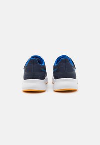 Baskets de sport bleues et navy avec des dessus en maille, des semelles intermédiaires blanches et des semelles extérieures orange. Comprend un col rembourré et des accents réfléchissants.