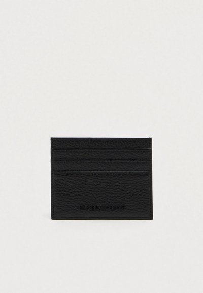 Porta-cartões em couro texturizado preto, com quatro slots para cartões e o logótipo em relevo da Emporio Armani na frente.