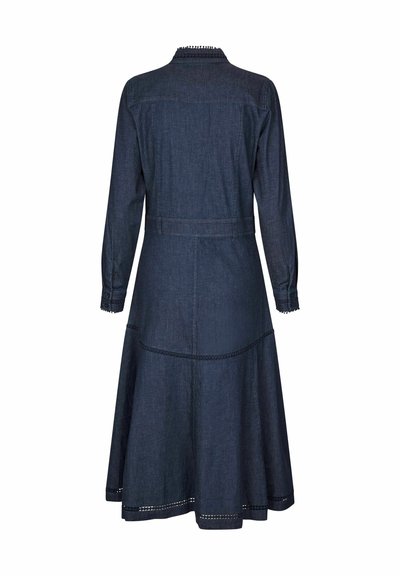 Robe en denim bleu foncé à manches longues, taille cintrée, jupe évasée et bordure en dentelle au col, aux poignets et à l'ourlet, vue de dos.