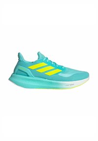 Baskets de course turquoise avec un dessus en maille texturée, des rayures accentuées jaunes, un col rembourré et une semelle contrastante blanche et vert néon.