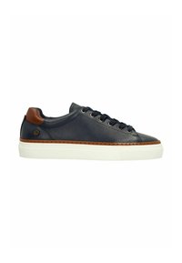 Lage navy blauwe leren sneaker met een bruine hielaccent, witte rubberen zool en navy veters, weergegeven vanaf de zijkant op een witte achtergrond.