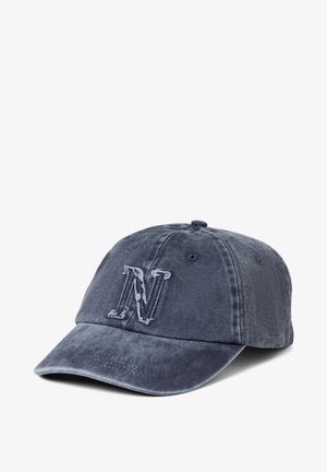 Granatowa, zużyta czapka z daszkiem z dużą naszywką w postaci literki "N" na przodzie, lekko zakrzywionym daszkiem i otworami wentylacyjnymi.