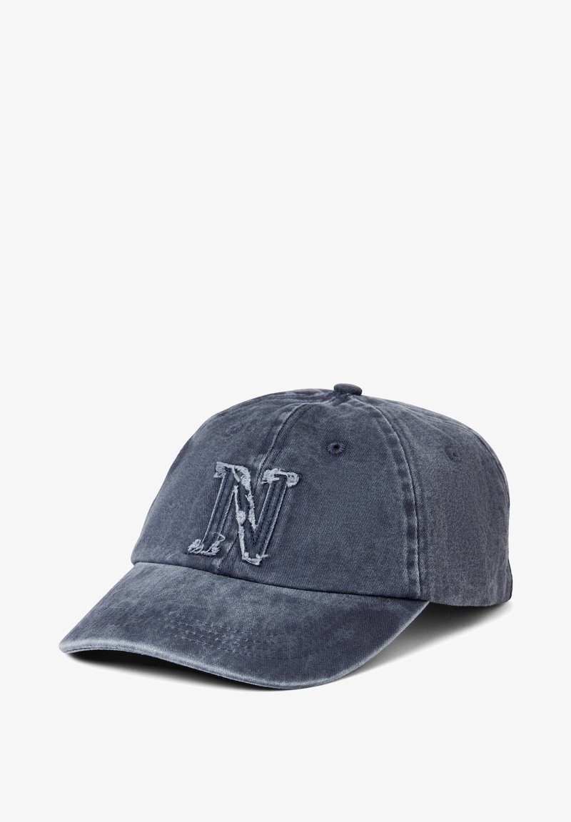 Casquette de baseball bleu foncé usée avec une grande lettre "N" brodée sur le devant, visière légèrement courbée et œillets de ventilation.