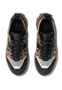 Sportliche Sneaker aus einer Mischung aus schwarzem Leder, braunem Wildleder und beigem Mesh. Strukturierte Sohle mit Schnürsystem und sichtbarem Logo.