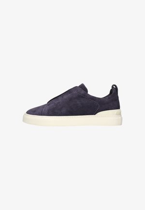 Marineblaue Wildleder-Slipper mit weißer Gummisohle und Fersenzuglasche, im rechten Seitenprofil auf weißem Hintergrund gezeigt.