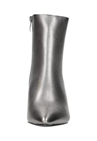 Metalen enkelboot met een spitse neus, glad synthetisch materiaal en een ritssluiting aan de achterkant. De hak heeft een stilettovorm.