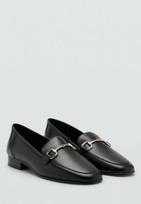 Zwarte leren loafers met een gladde textuur, voorzien van een gouden metalen kettingaccent en een lage vierkante hak. Elegante, puntige neus ontwerp.