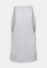 Camiseta sin mangas gris hecha de una tela suave; presenta un escote redondo y sisas abiertas; incluye aberturas laterales en el dobladillo para mayor comodidad.