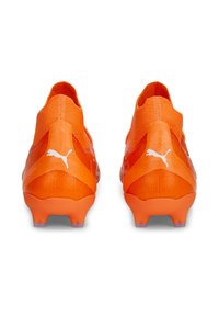 Scarpe da calcio arancioni con una finitura testurizzata, caratterizzate da una vestibilità aderente, un design minimalista e accenti in bianco sul tallone.