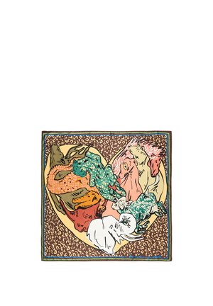 Pañuelo de seda con cabezas de animales abstractas y coloridas, incluyendo elefante, cocodrilo y caballo, dispuestas en forma de corazón sobre un fondo marrón con estampado.