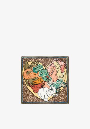 Hodvábna šatka s farebnými abstraktnými zvieracími hlavami, vrátane slona, krokodíla a koňa, usporiadanými do tvaru srdca na hnedom vzorovanom pozadí.