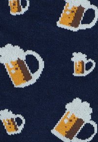 Granatowy materiał z ogólnym wzorem różnych kufli piwa w kolorze żółtym i brązowym, z białymi detalami pianki.