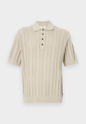 Beige strikket polo-shirt med korte ærmer, som har kabelstrik mønstre, knaplukning med tre knapper samt ribbet kant og ærmer.