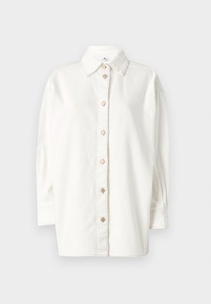 Biała koszula zapinana na guziki, wykonana z miękkiego materiału, z klasycznym kołnierzykiem, przednim zapięciem na okrągłe guziki oraz długimi rękawami z mankietami.