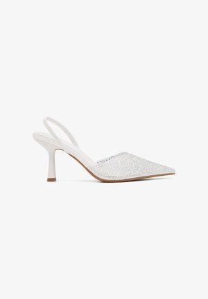 Zapato blanco de punta afilada y talón en slingback con tacón fino de altura media y parte superior cubierta de pequeños brillantes strass.