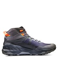 Shoe de drumeție cu guler înalt, având un superior din plasă gri închis, accente portocalii, ochiuri verzi și o talpă robustă din cauciuc negru, cu un profil texturat.