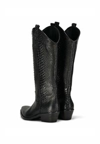 Stivali alla caviglia in pelle di serpente nera con punta appuntita e tacco basso a piattaforma, caratterizzati da una texture in rilievo e linguette nella parte superiore per una facile calzata.