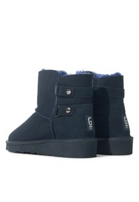 Botines tobilleros azul marino de ante con forro de piel, que cuentan con dos correas ajustables y botones de metal, y una suela de goma.